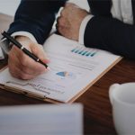 Doradca kredytowy oblicza wysokość firmowego kredytu konsolidacyjnego