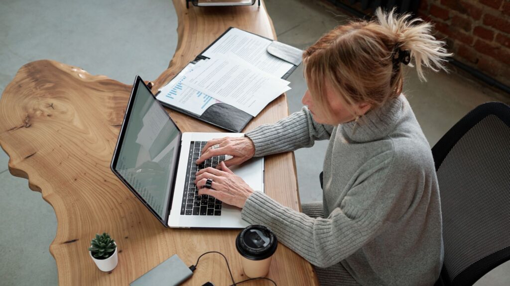 Kobieta sprawdza swój raport bik