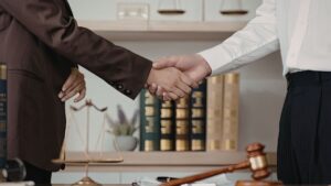 jak spłacić długi komornicze