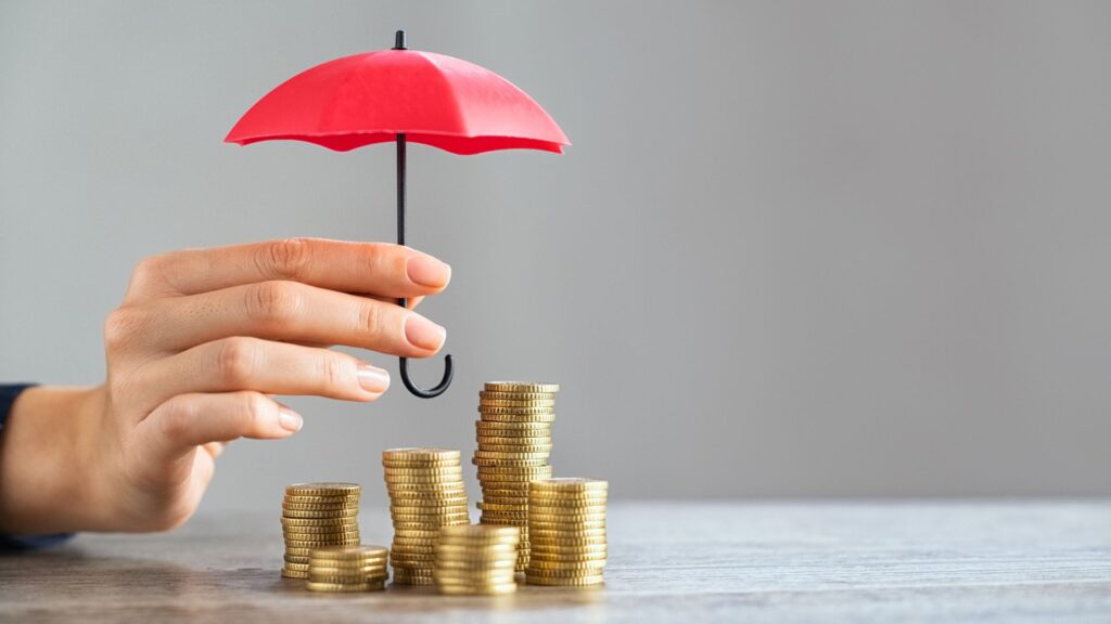 parasolka ponad pieniędzmi symbolizująca ochronę i ubezpieczenie kredytu