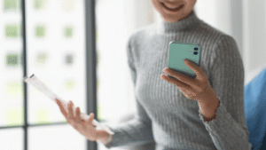 zdezorientowana osoba zastanawia się czy można cofnąć blika