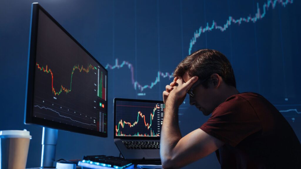 inwestor kryptowalut, który uległ emocjom i kupił przez FOMO